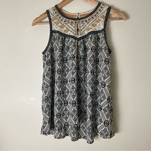 Xhilaration Embroidered Front Sleeveless Top Medium